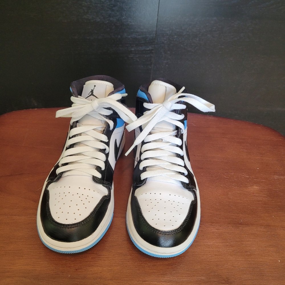 Nike Air Jordan Women's Air Jordan 1 Mid University Blue BQ6472-102